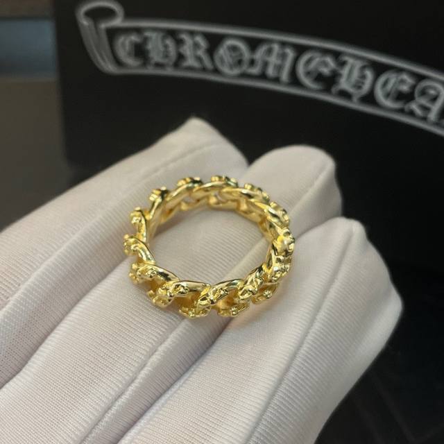 专柜品质Chrome Hearts克罗心麻花黄金色戒指 凹凸造型不同的花纹设计风格呈现出与众不同 十字架童军花是克罗心的标志 所以更经久不衰 正品打版Chrom