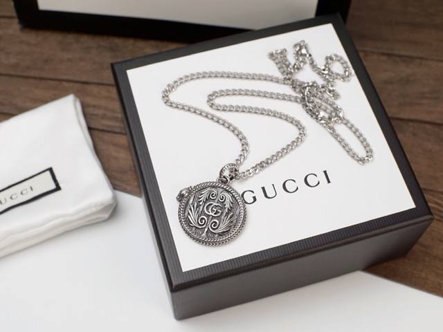 Gucci古奇蛇镶边 双G翅膀图案圆牌项链 灵蛇造型滚边为吊坠添加点睛之笔，刻花图案栩栩如生复古个性