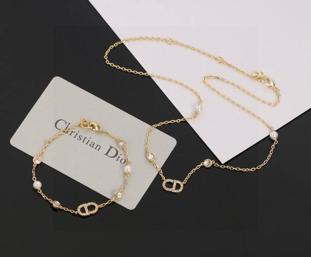 皇冠迪奥 Dior Cd项链 手链Oh My Gosh，仙女本尊这个是，太太太好看了，上手仙气十足，上边全部是施华洛的Silver Shadow水晶，我们出品可