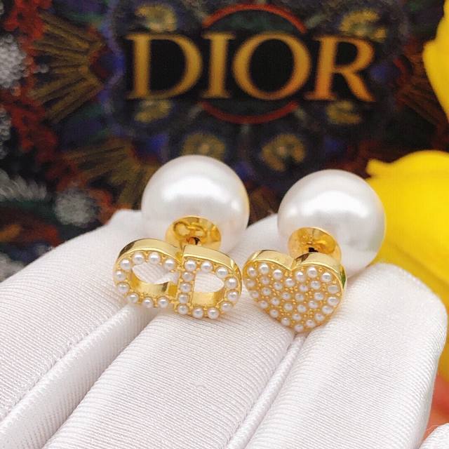 编号Ded0073 迪奥Dior 原单新品 星星镶钻大小珍珠爱心耳钉 高端品质，专柜1:1开模，专柜原版同黄铜材质！高级925银针防过敏处理，Cnc 工艺， 细