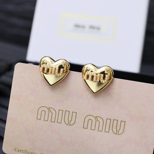 Miumiu 缪缪 爱心珍珠耳钉 轻奢小众风格耳环 简约字母 设计感 美感十足 造型设计 精致时尚