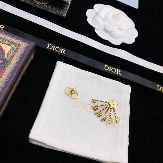迪奥 Dior 新款独家定制 富家女装备 Cd家Ab款不对称耳钉 精致小女人气质 Zp定制实物施华洛魅影钻 不是市面普通白钻哦 太仙女颜值♀谁戴谁美