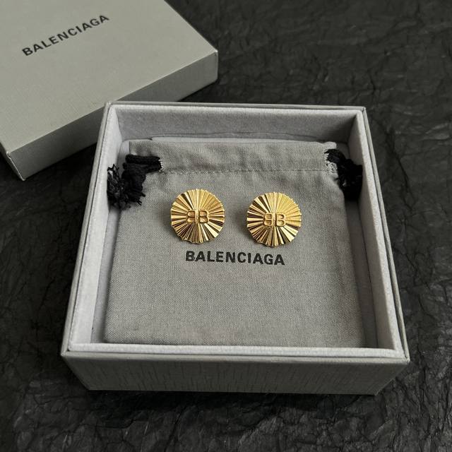 巴黎世家 Balenciaga 耳钉 简单大方 大牌金质感饱满 ，搭配衣服超好看 ！