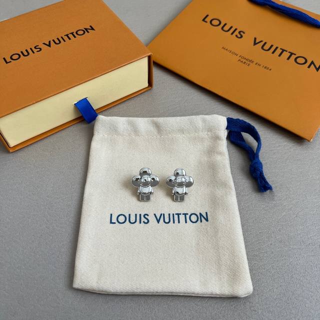 Lv耳钉原版制作、原单货！每一个细节媲美专柜正品，业内仅此一家全世界专柜自购正品打版，这样才能把首饰打造得这么用心完美。随意出入海关与专柜无压力放心戴出去让您成