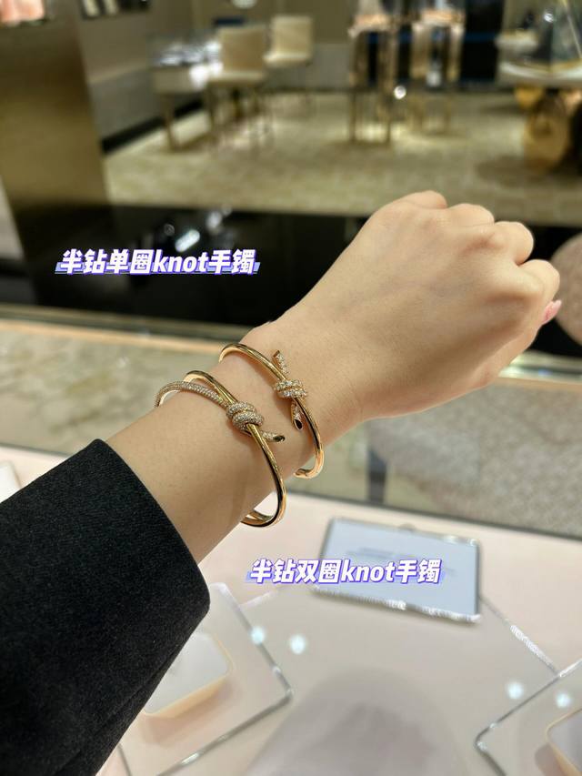 我们出品扭纹带钻手镯，只做对版的可以订制真金真钻，量大咨询客Futiffany Knot 系列象征着爱的坚韧联结。Knot 系列灵感源自 1889 年问世的一款