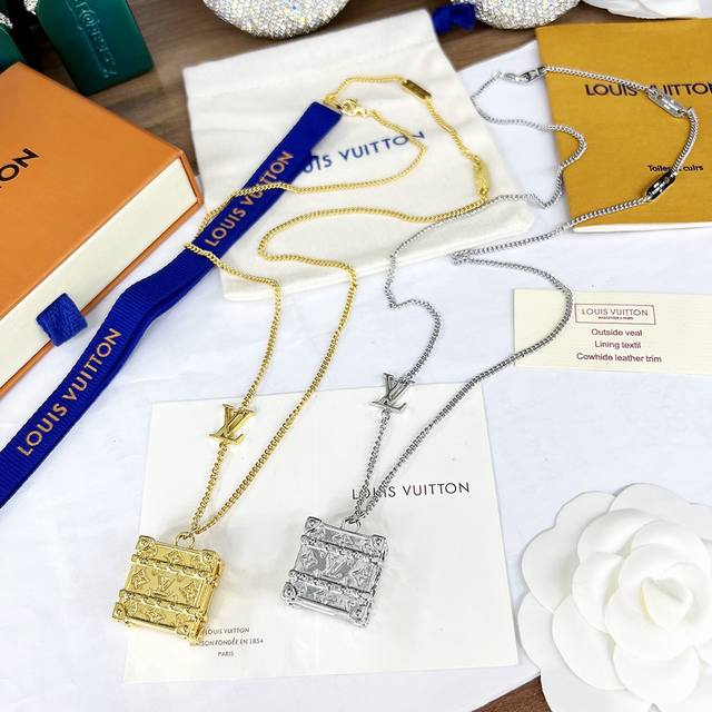 驴家此款 Trunk Locket 项链展现路易威登对精致旅行箱的无限热忱。盒子吊坠以袖珍尺寸复刻经典硬箱，与Monogram 铭纹及铆钉一同彰显精湛工艺，可调