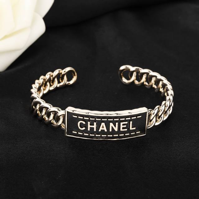 小香 Chanel 新品水晶手镯 代购级别 一比一品质 香奈鹅 系列 经典Cc Logo 风格高级百搭 高级感爆棚 现货