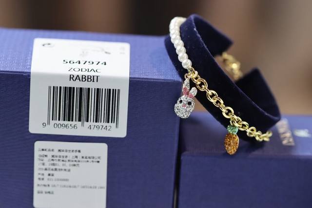 Swarovski 本命年 生肖兔 满钻萌兔水晶珍珠手链是迎接兔年到来的可爱方式。 俏丽的链坠通过Pointiage专利技术被仿水晶覆盖，并悬挂在一半仿水晶珍珠