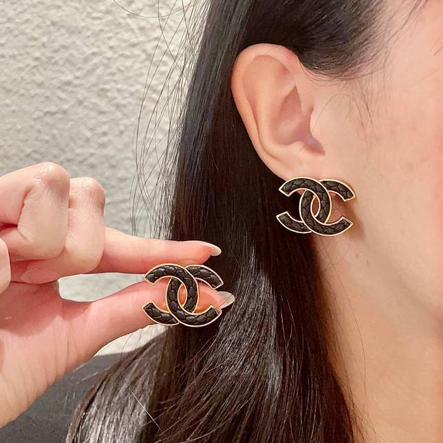 香奈儿麻花皮双C耳钉