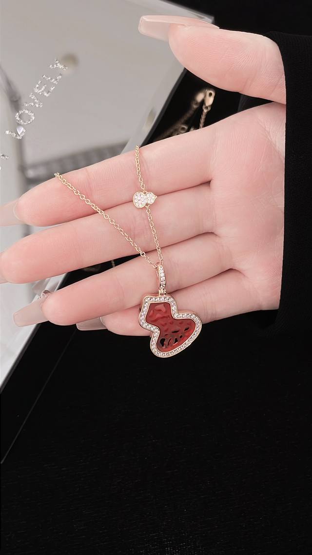 批发价 Qe*Lin Wulu红玛瑙蕾丝葫芦吊坠，中号尺寸：20*26Mm，红玛瑙切割成不规则蕾丝形状镂空设计，灵感来自于敦煌石窟的中国艺术。搭配链长45Cm，