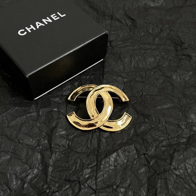 Chanel香奈儿 中古 双C胸针原版复刻Logo 小香家的款式真心无需多介绍每一款都超好看，精致大方，非常显气质。