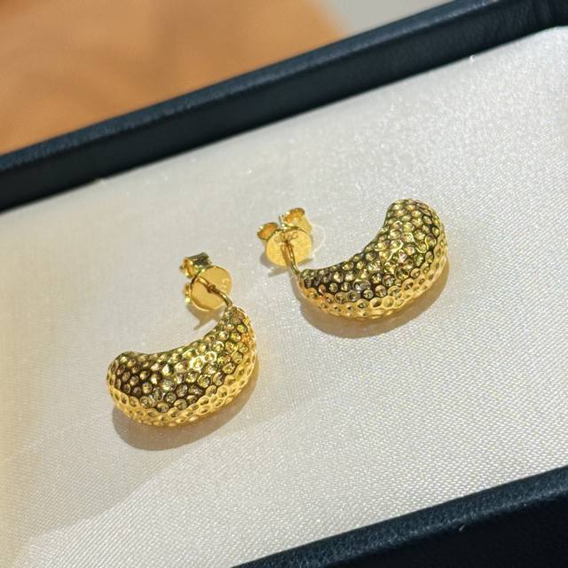 A5284 独立设计师 蚕豆 黄金耳钉 手工千锤百炼 每件都是独一无二 超级超级百搭 经典款永不过时 秋冬必备单品 日常百搭 精选德国进口S925纯银材质电镀厚