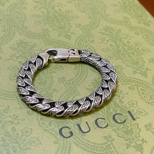 最新出炉 Gucci古驰手链最新款的经典款 精致无论款式 质感 都是绝对的顶尖Feel 只要看一眼就懂了 原版Logo 超 Nice 搭配衣服最佳的选择，明星同
