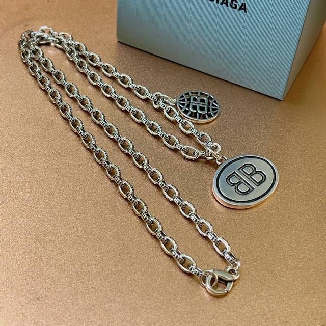 原单货新品 巴黎世家项链 Balenciaga 新款项链专柜一致 细节做工精细 每个细节流程到位 设计工艺精细 火爆款出货 设计独特 复古风格 巴黎世家项链