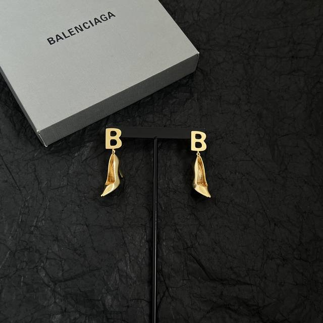巴黎世家 Balenciaga 耳钉 简单大方 大牌金质感饱满 ，搭配衣服超好看 ！