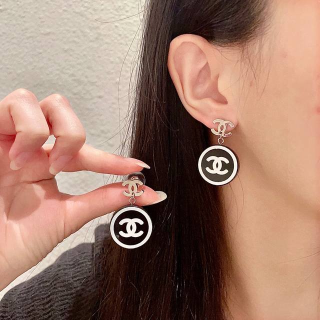 香奈儿圆形双C耳环