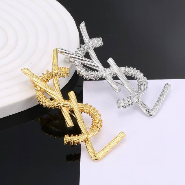 圣罗兰Ysl 胸针 经典奢侈 时尚百搭 犹如酒会礼服一般，绚烂多姿。经典 最具个性魅力象征永远的不变的情怀，代表着经典和永恒 ！秉承圣罗兰的传统 特别的闪~胸针