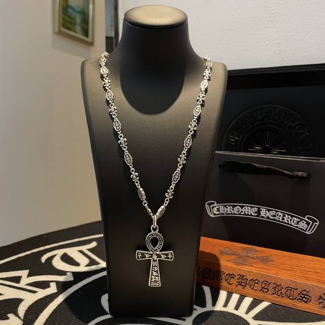 抖音快手Ins小红书直播热门 ，新款专柜品质Chrome Hearts克罗心十字架项链 ，十字架吊坠，凹凸造型不同的花纹设计风格 呈现出与众不同 十字架 童军花