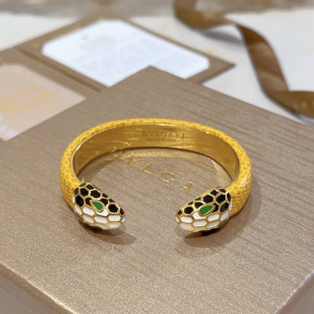 宝格丽手镯Serpenti Viper系列间蛇头手镯，完美精心打磨，与金属边完美契合！充满诱惑和迷人的感性，珐琅的璀璨奢华，呈现出中无与伦比的美感与力量，给你一