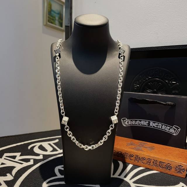 抖音快手Ins小红书直播热门 ，新款专柜品质Chrome Hearts克罗心骷髅头项链 ，凹凸造型不同的花纹设计风格 呈现出与众不同 十字架 童军花是克罗心的志