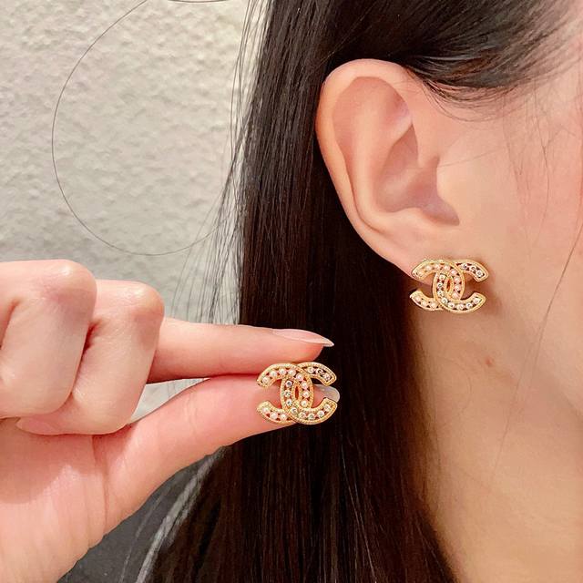 Chanel香奈儿 中古 双C耳钉原版复刻Logo 小香家的款式真心无需多介绍每一款都超好看，精致大方，非常显气质.