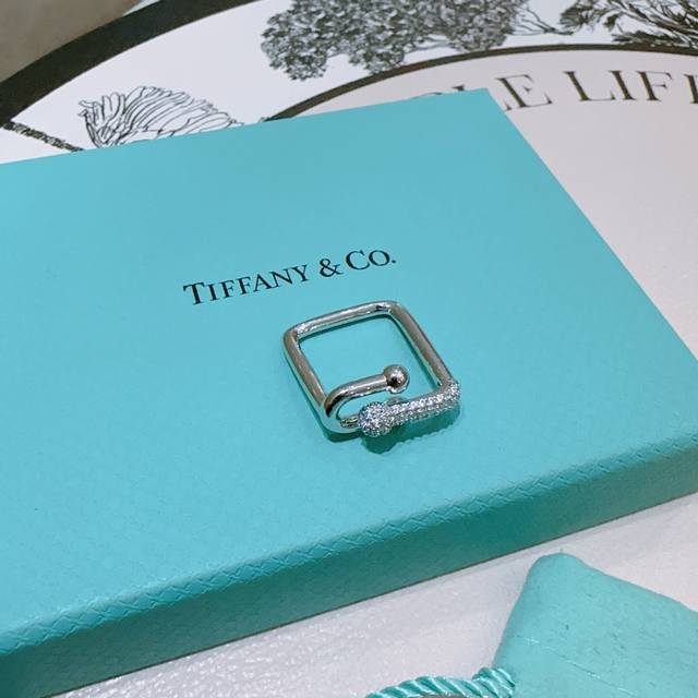 Tiffany 蒂芙尼戒指 简约大气百搭 潮流单品 全新升级版 开口戒指可调节V金镀铂金层 原版清晰字印 非常不错的款式推荐这款 搭配设计多元素每一层设计每款都
