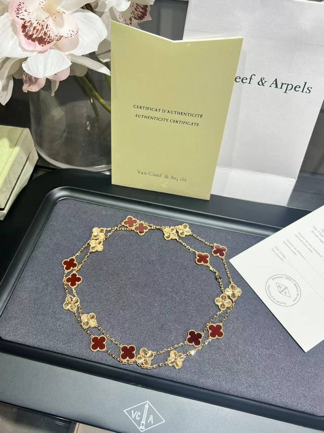 红金拼色大十花四叶草项链也太好看了叭 这条四叶草十花项链实在太特别了比之前的小十花项链更大红金拼色的搭配非常的吸睛 不需要穿多么花哨的衣服一件饰品足以撑起气质