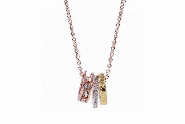 Swarovski 三色挚爱流转锁骨项链这款可移动的仿水晶元素、镀白金色金属搭配透明密镶仿水晶，刻以Love Is Around爱就在身边字样。