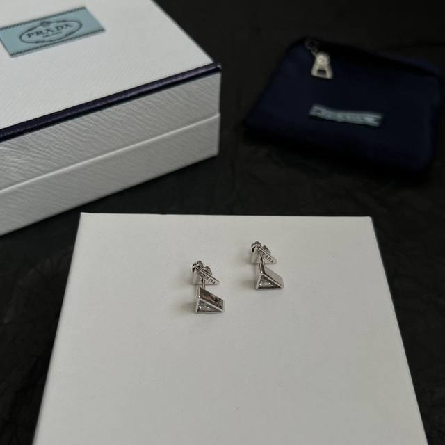 Prada 普拉达 三角形 耳钉 爆款新品 精致耐看 华丽登场，整体细节非常令人惊喜，典雅而时尚，突显法式高雅气息。