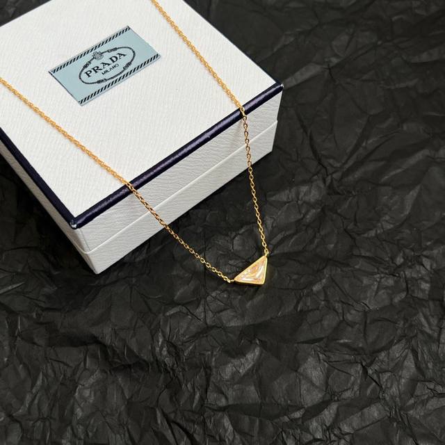 Prada 普拉达 三角形 项链 爆款新品 精致耐看 华丽登场，整体细节非常令人惊喜，典雅而时尚，突显法式高雅气息。 长度:45
