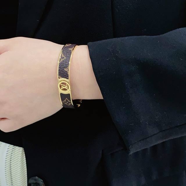 新品 原单货 Lv印花皮革手镯Louis Vuitton 路易威登 专柜一致材质 火爆款出货 设计独特 复古前卫。手镯14K精工保色版 从上市以来一直深受Mm喜