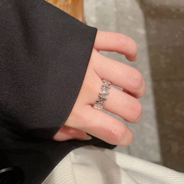 小香风Chanel字母双C造型戒指！一戴就忍不住想夸的一款，简约的设计，超精致又显手白，简直爱了！又可以跟其他款式叠搭一起，超级百搭～