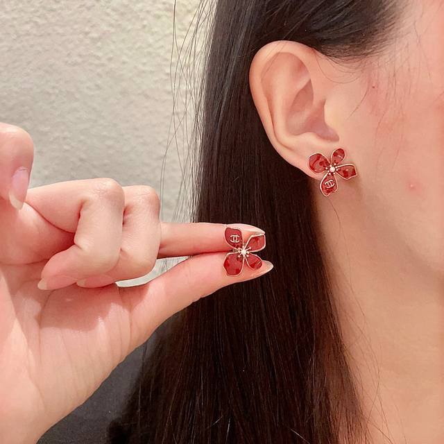 Chanel香奈儿 中古 双C耳钉小香家的款式真心无需多介绍每一款都超好看，精致大方，非常显气质
