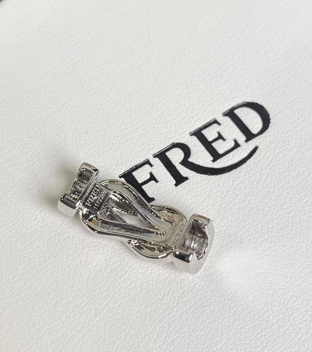 Fred-人手必备红绳手链 带钻双8小号扣头扣红绳手链，过年搭配新宠~ 本命年身上就是要带点红，红红火火 情侣手绳必须推荐~ 闺蜜款也是很不错的选择 旺旺的颜色
