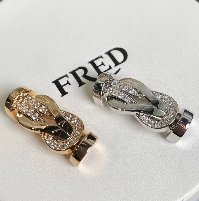 Fred-人手必备红绳手链 带钻双8大号扣头扣红绳手链，过年搭配新宠~ 本命年身上就是要带点红，红红火火 情侣手绳必须推荐~ 闺蜜款也是很不错的选择 旺旺的颜色