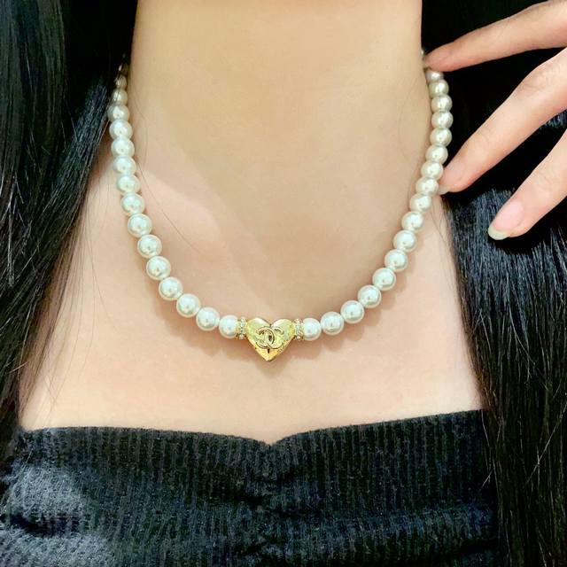 Chanel香奈儿 中古 字母项链小香家的款式真心无需多介绍每一款都超好看，精致大方，非常显气质.