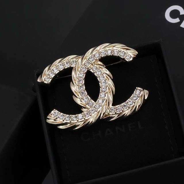 小香 Chanel 火爆 胸针 最高代购级别 最具味道的满钻胸针Brooch 实物赞爆了 随便你想别哪里 别外套，西装，鞋子，领口，帽子你能想象得到 它都能给你