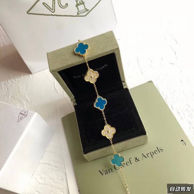 Vca 梵克雅宝 年圣诞节限量版 蓝色陶瓷 带钻五花 四叶草手链 每一年同款不同色 总是那么惊喜！多少人为你疯狂的款。世界各地的专柜门口排长队伍都是为你而来 独