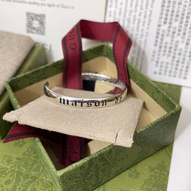 Gucci古驰 饰“Maison De L'amour”情侣手镯