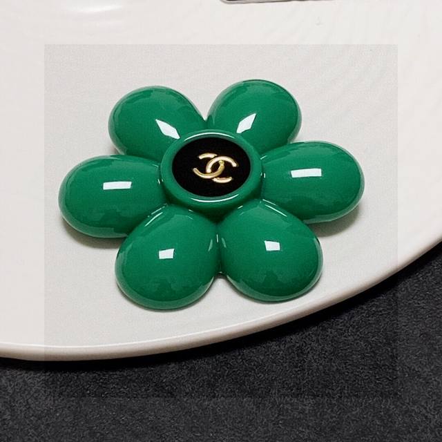 Chanel小香 专柜新款同步上新香奈儿胸针，是最懂女人的饰物。那些倾注了全部心血去做自己的女人，往往更珍惜胸针的意义。香奈儿女士把胸针别在帽子上，并告诉那些模