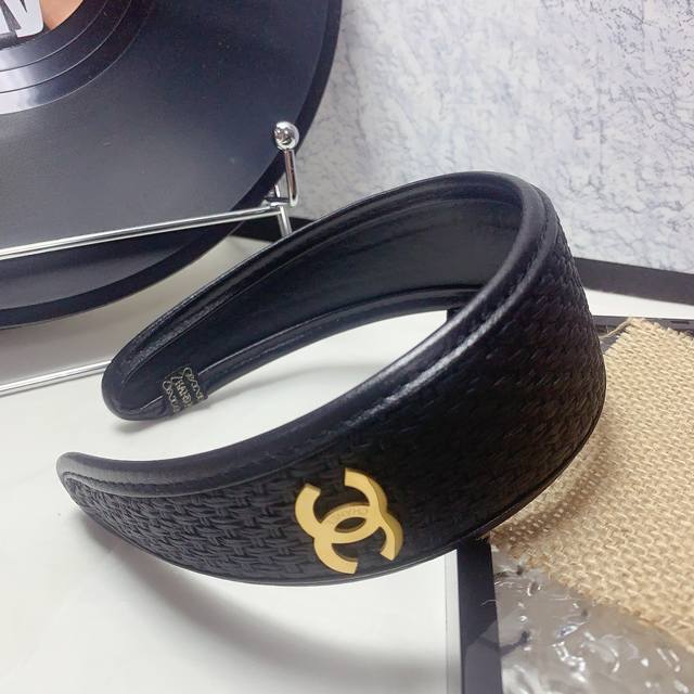 一个Chanel小香 Chanel发箍 美拉德编织Pu皮质宽边 钛钢 Logo 发箍气质百搭小仙女必入单品名媛风十足～宝藏款 闭眼入推荐款