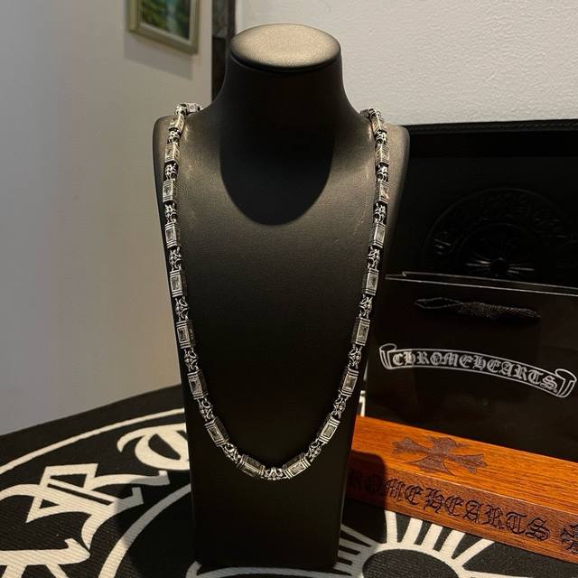 抖音快手Ins小红书直播热门 ，新款专柜品质Chrome Hearts克罗心白钻项链 ，凹凸造型不同的花纹设计风格 呈现出与众不同 十字架 童军花是克罗心的志