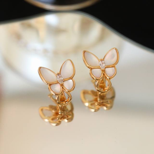 Butterfly珠宝系列重新演绎世家所钟爱的主题。这些璀璨迷人的作品结合色彩，重新诠释了蝴蝶翩飞时的美态。经典款珠宝级别开发，太漂亮啦水水亮亮的贝母这个贝母是