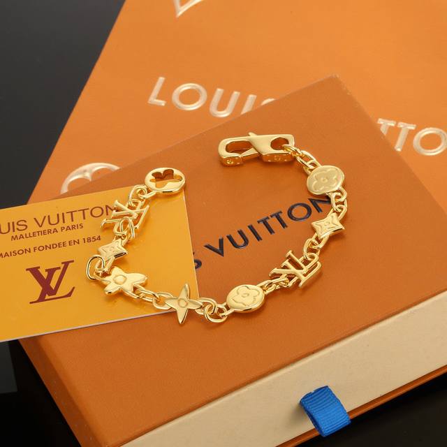 重工工艺，路易威登字母手链秉承精湛匠艺 抛光色泽成就经典 Lv 字母的自然化身，流露品牌格调 明星同款 经典百搭 手链