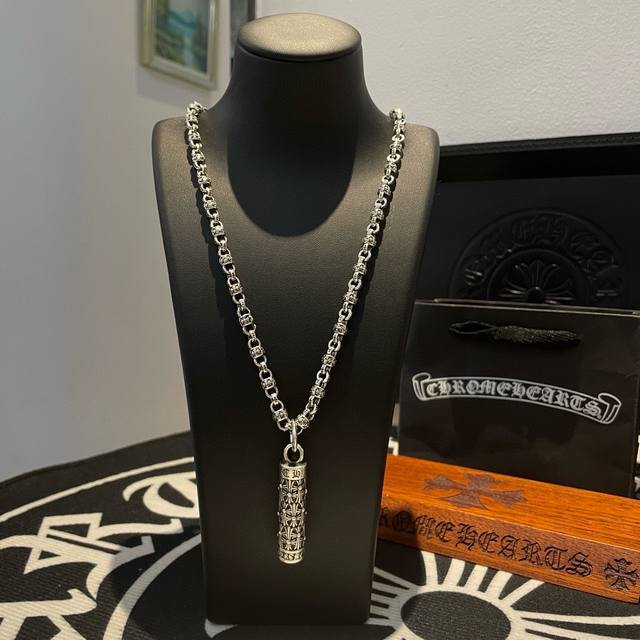 抖音快手Ins小红书直播热门 ，新款专柜品质Chrome Hearts克罗心十字花球项链 ，十字架圆柱吊坠，凹凸造型不同的花纹设计风格 呈现出与众不同 十字架