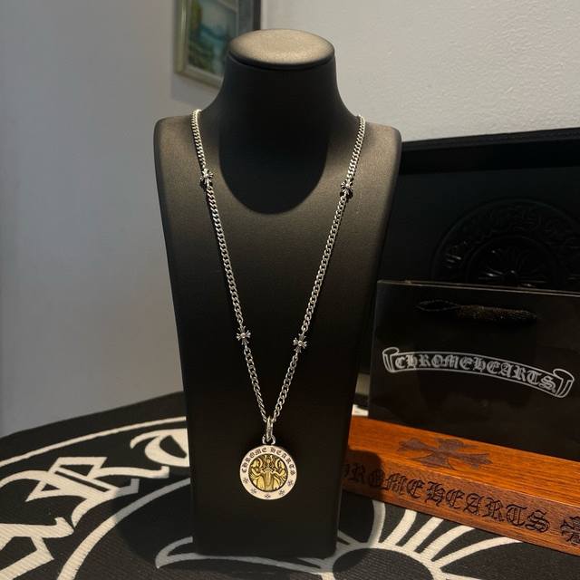 抖音快手Ins小红书直播热门 ，新款专柜品质Chrome Hearts克罗心十字架项链 ，圣母宝剑吊坠，凹凸造型不同的花纹设计风格 呈现出与众不同 十字架 童军