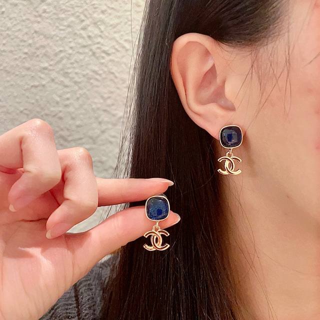 Chanel香奈儿 中古 双C耳钉小香家的款式真心无需多介绍每一款都超好看，精致大方，非常显气质.