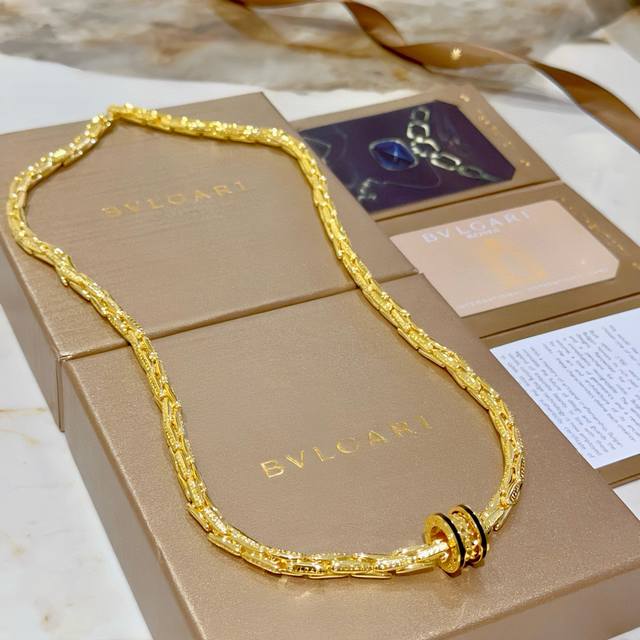 宝格丽项链V金材质。Bvlgari宝格丽 Divas‘ Dream 系列 品相完美，细节无敌，那种独特的色泽完全无可挑剔，再缀以经典指环外形设计，简约之余却又优