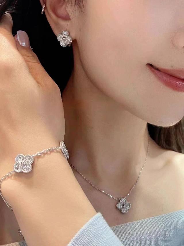 V金镀咪金梵克雅宝四叶草满钻金项链 升级款 V金制作最新四叶草升级款，修改了原版链条的更新，这个采用目前最新样板制作，刻字位置修改，鹰头位置修改。 四叶草的寄语