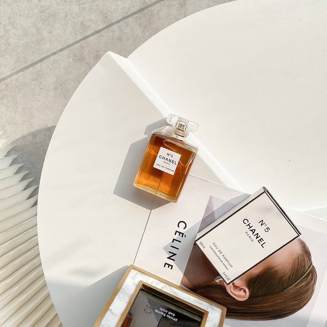 原单品质 香奈儿 Chanel N°5 香水 Edp 流传了这么久 五号确实也算是香奈儿中的经典了香型：植物型、鲜花型与醛类的结合香调：乙醛花香调前味：格拉斯橙
